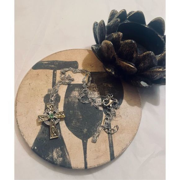 Cute SILVER CELTIC CROSS NECKLACE - Picture 6 of 7